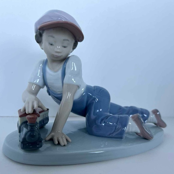 Lladro Accents Lladro Figurine Boy With Train All Aboard Collectors Society 769 With Box
